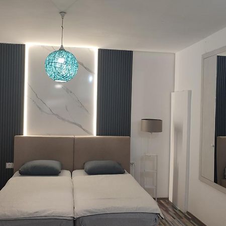 V&J Apartments 波德戈里察 外观 照片